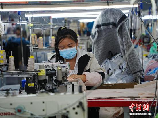 图为工人正在赶制外贸订单。中新网记者 周燕玲 摄 图为工人正在赶制外贸订单。中新网记者 周燕玲 摄