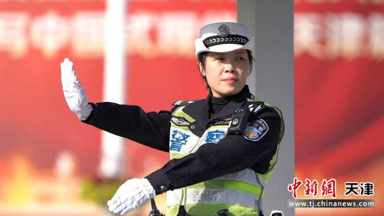 图为连捷在友谊宾水岗台指挥。（天津市公安局供图）