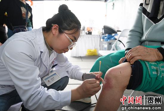 10月22日,在2025年贵州省中医药文化贵阳集市暨“百市千县”中医药文化惠民活动现场,医护人员正在为市民开展义诊及健康咨询服务。 10月22日,在2025年贵州省中医药文化贵阳集市暨“百市千县”中医药文化惠民活动现场,医护人员正在为市民开展义诊及健康咨询服务。