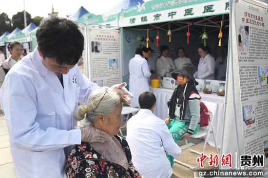 10月22日,在2025年贵州省中医药文化贵阳集市暨“百市千县”中医药文化惠民活动现场,医护人员正在为市民开展义诊及健康咨询服务。 10月22日,在2025年贵州省中医药文化贵阳集市暨“百市千县”中医药文化惠民活动现场,医护人员正在为市民开展义诊及健康咨询服务。