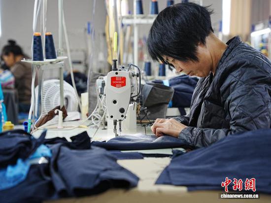 图为工人正在赶制外贸订单。中新网记者 周燕玲 摄 图为工人正在赶制外贸订单。中新网记者 周燕玲 摄