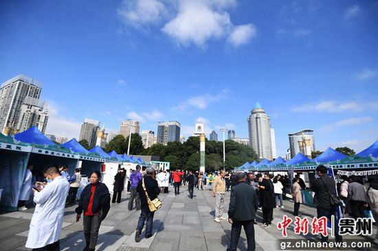 10月22日,2025年贵州省中医药文化贵阳集市暨“百市千县”中医药文化惠民活动现场。 10月22日,2025年贵州省中医药文化贵阳集市暨“百市千县”中医药文化惠民活动现场。