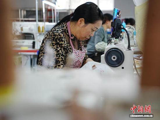 图为工人正在赶制外贸订单。中新网记者 周燕玲 摄 图为工人正在赶制外贸订单。中新网记者 周燕玲 摄