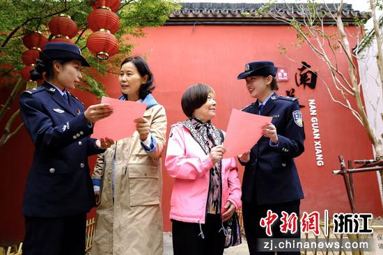 图为:铁路民警们开展安全宣传。中新社发 贺瑞明 摄