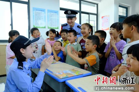 图为:铁路民警和小朋友互动。中新社发 贺瑞明 摄