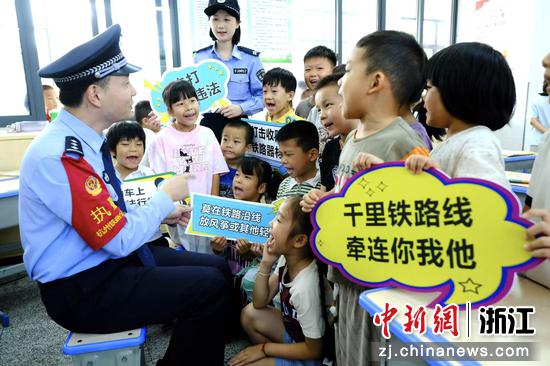 图为:铁路民警向小朋友宣讲铁路安全知识。中新社发 贺瑞明 摄