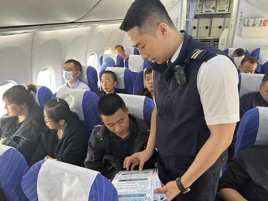 图为客舱内安全员与旅客互动 张广大摄 图为客舱内安全员与旅客互动 张广大摄