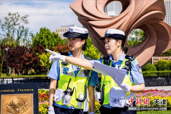 图为连捷在上合峰会期间调研路口情况，设置疏导方案。（天津市公安局供图）