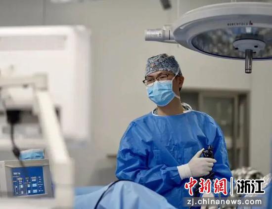 王于勇主任医师在手术中。杭州市卫生健康委供图