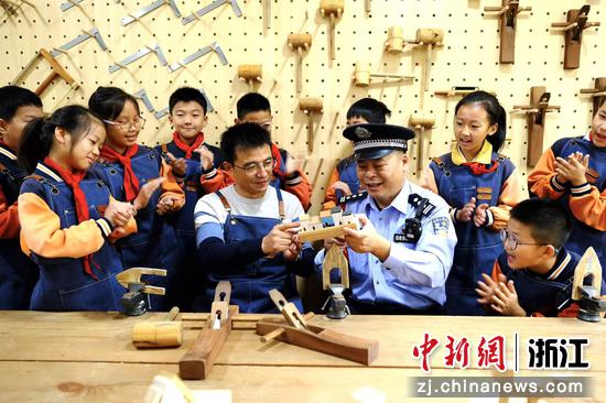 图为:铁路民警进行互动宣传。中新社发 贺瑞明 摄