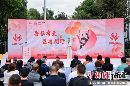 近日，“鲁镇有爱·益鲁同行”“一对一”结对助学活动现场。柯岩街道供图