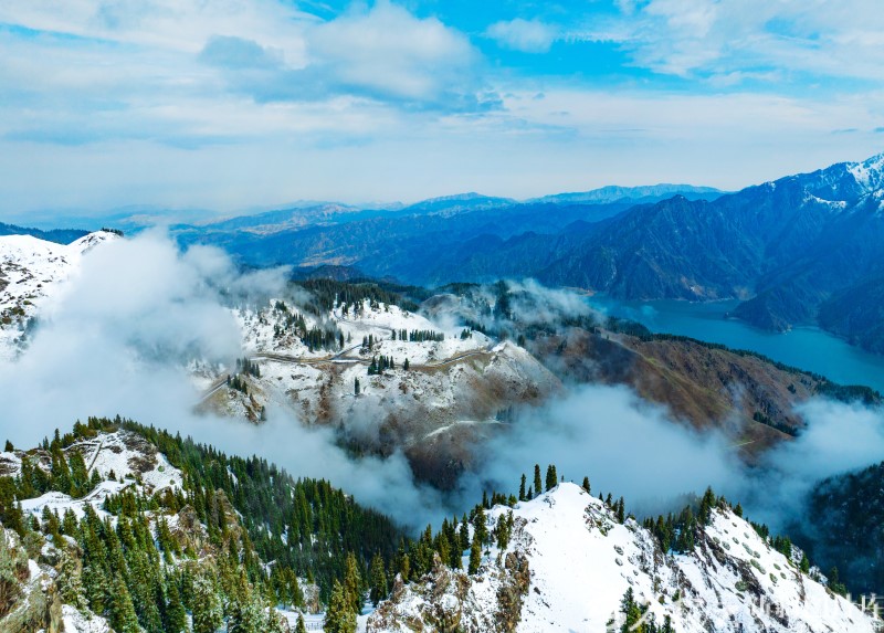 10月19日,雪后的天山天池。何龙摄 10月19日,雪后的天山天池。何龙摄