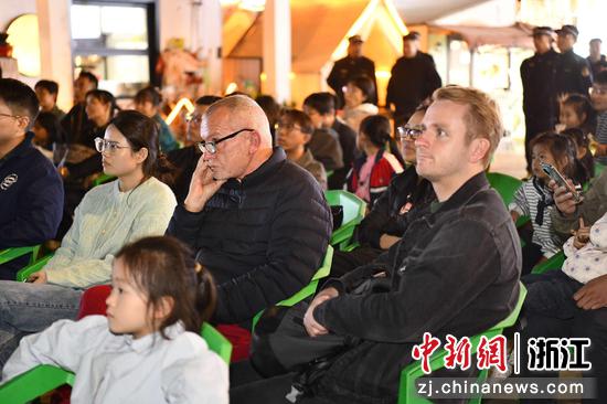 外宾与市民在户外一同收看儿童电影。主办方供图