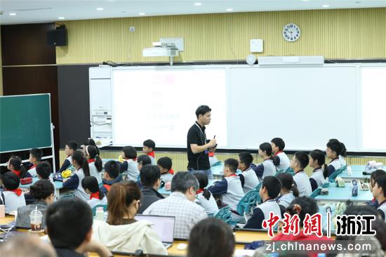 近日，授课现场一景。 （主办方提供）