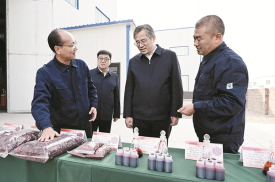 10月23日,自治区党委副书记、兵团党委书记、政委何忠友在二师铁门关市调研。这是何忠友在农产品加工相关企业调研,详细了解企业产品线和生产经营情况。 兵团日报全媒体记者 张鑫 摄 10月23日,自治区党委副书记、兵团党委书记、政委何忠友在二师铁门关市调研。这是何忠友在农产品加工相关企业调研,详细了解企业产品线和生产经营情况。 兵团日报全媒体记者 张鑫 摄