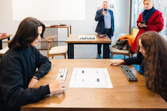 图为国际友人在体验中国汉字棋。