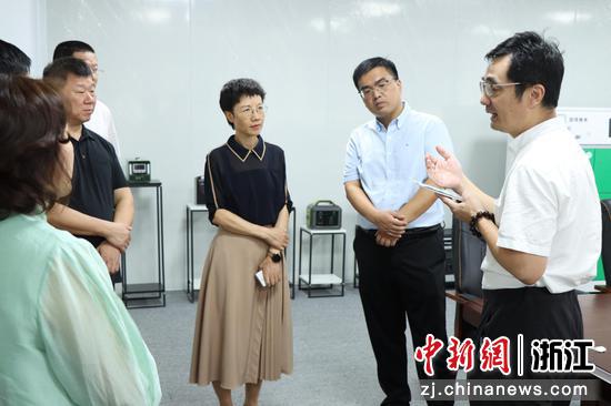 工作人员同中芯得固创始人程建东进行交流。康乾街道供图