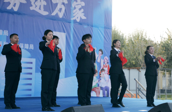 10月23日,兵团2025年“社保服务进万家”活动启动。图为兵团人社系统工作人员以快板形式宣传社保政策。 10月23日,兵团2025年“社保服务进万家”活动启动。图为兵团人社系统工作人员以快板形式宣传社保政策。