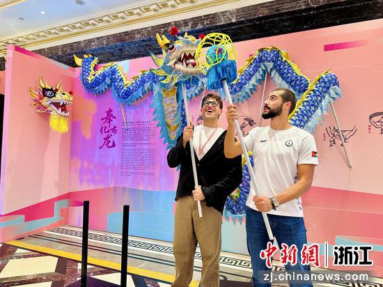 活动现场，外籍人士体验奉化布龙。张斌 摄