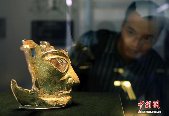图为2024年7月22日,在“匠心妙手——三星堆遗址新出土文物保护修复成果展示”展出的金面具。  中新社记者 王磊 摄