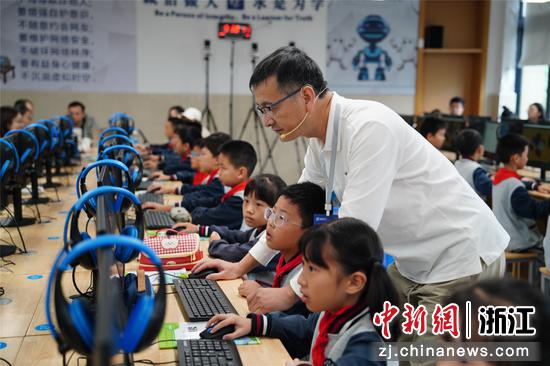 近日，授课现场一景。 （主办方供图）