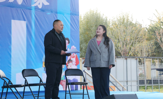 10月23日,兵团2025年“社保服务进万家”活动启动。图为兵团人社系统工作人员通过情景剧宣传社保政策。 10月23日,兵团2025年“社保服务进万家”活动启动。图为兵团人社系统工作人员通过情景剧宣传社保政策。
