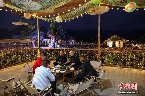 10月24日晚，市民在诗意田园·茗香伴韵中围炉煮茶。 记者 瞿宏伦 摄