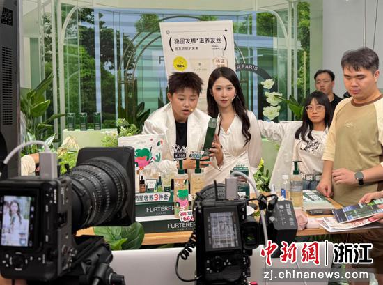 小五(左一)在直播。遥望科技供图 小五(左一)在直播。遥望科技供图