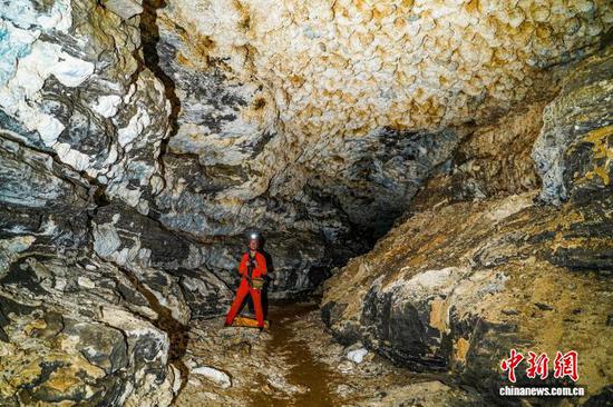 10月15日,科考专家在贵州绥阳双河洞进行第24次国际洞穴科学考察。 (贵州省山地资源研究所供图) 10月15日,科考专家在贵州绥阳双河洞进行第24次国际洞穴科学考察。 (贵州省山地资源研究所供图)