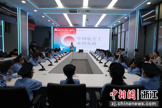 图为:孩童聆听中国航空工业发展讲座。中新社发 滨江公安 供图 图为:孩童聆听中国航空工业发展讲座。中新社发 滨江公安 供图
