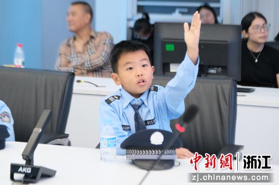 图为:小朋友踊跃互动。中新社发 滨江公安 供图 图为:小朋友踊跃互动。中新社发 滨江公安 供图