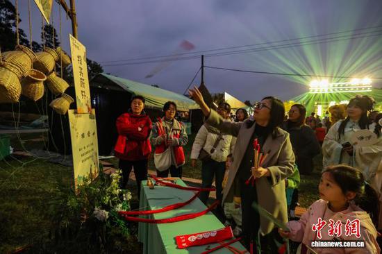 10月24日晚，市民在诗意田园·游园竞趣场景中体验“投壶”。 记者 瞿宏伦 摄