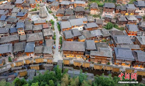 图为在贵州省从江县高增乡占里侗寨拍摄的禾晾景观。罗京来 摄