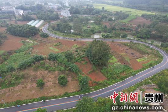 2025黔西南州统一战线同心加油跑开跑。李和江 摄 2025黔西南州统一战线同心加油跑开跑。李和江 摄