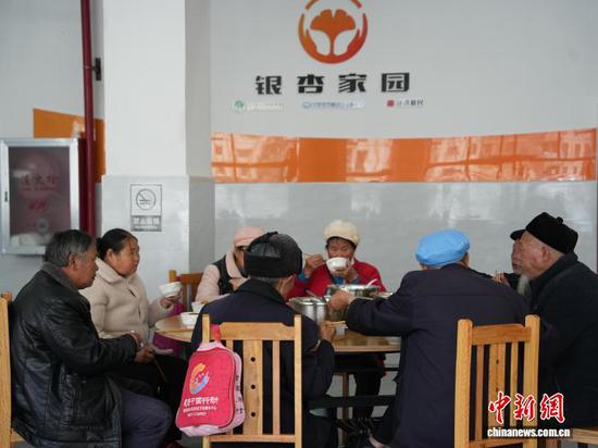 图为老人在贵州省毕节市赫章县金银山街道的“岁月食堂”吃午餐。中新网记者 周燕玲 摄 图为老人在贵州省毕节市赫章县金银山街道的“岁月食堂”吃午餐。中新网记者 周燕玲 摄