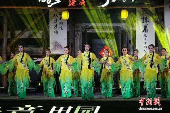 10月24日晚，节目表演。 记者 瞿宏伦 摄