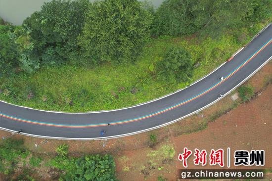 2025黔西南州统一战线同心加油跑开跑。李和江 摄 2025黔西南州统一战线同心加油跑开跑。李和江 摄