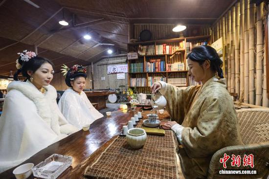 10月24日晚，市民在诗意田园·茶寮论诗场景中观看茶艺表演。 记者 瞿宏伦 摄