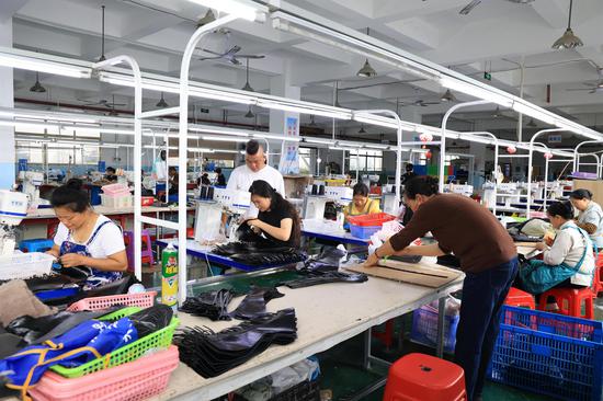 当地群众在园区务工