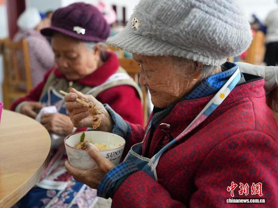 10月24日,老人在贵州省毕节市赫章县金银山街道的“岁月食堂”吃午餐。金银山街道是全国70个万人以上大型易地扶贫搬迁安置点之一,里面居住着许多留守、空巢老人,2023年7月,新的社会阶层人士所在组织发起的全国性公益项目“银杏家园”落地金银山街道,为60岁以上需要帮助的老人解决用餐问题,老年人过来用餐每餐仅需花费3元。中新网记者 周燕玲 摄 10月24日,老人在贵州省毕节市赫章县金银山街道的“岁月食堂”吃午餐。金银山街道是全国70个万人以上大型易地扶贫搬迁安置点之一,里面居住着许多留守、空巢老人,2023年7月,新的社会阶层人士所在组织发起的全国性公益项目“银杏家园”落地金银山街道,为60岁以上需要帮助的老人解决用餐问题,老年人过来用餐每餐仅需花费3元。中新网记者 周燕玲 摄