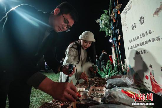 10月24日晚，市民在诗意田园·游园竞趣场景中体验“制香”。 记者 瞿宏伦 摄