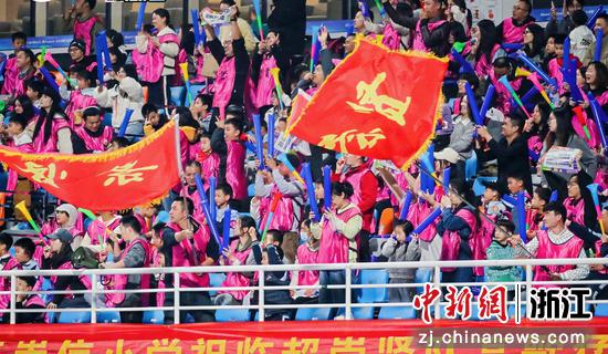 球迷在“临超”揭幕战助威。临平区委宣传部供图