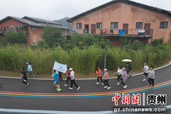2025黔西南州统一战线同心加油跑开跑。李和江 摄 2025黔西南州统一战线同心加油跑开跑。李和江 摄