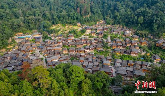 图为在贵州省从江县高增乡占里侗寨拍摄的禾晾景观。卢忠南 摄