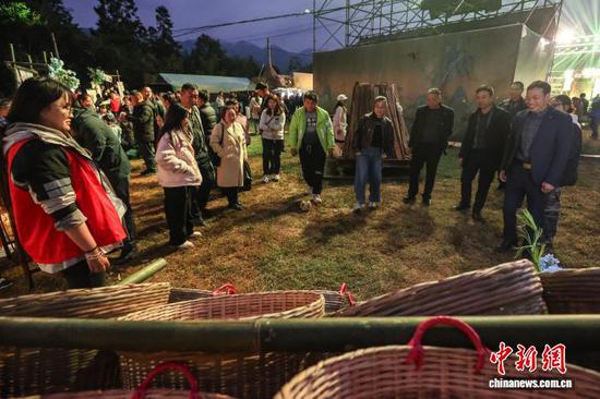 10月24日晚，市民在诗意田园·游园竞趣场景中体验“蹴鞠”。 记者 瞿宏伦 摄