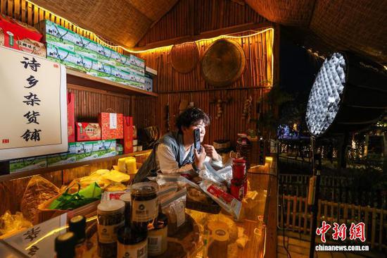 10月24日晚，工作人员在诗意田园·诗乡杂货铺场景中直播带货。 记者 瞿宏伦 摄