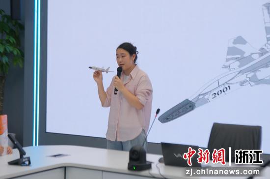图为:讲解员为孩童展示飞机模型。中新社发 滨江公安 供图 图为:讲解员为孩童展示飞机模型。中新社发 滨江公安 供图