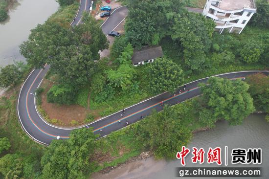 2025黔西南州统一战线同心加油跑开跑。李和江 摄 2025黔西南州统一战线同心加油跑开跑。李和江 摄