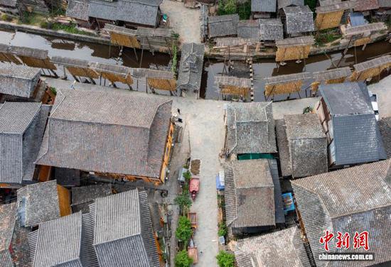 图为在贵州省从江县高增乡占里侗寨拍摄的禾晾景观。罗京来 摄