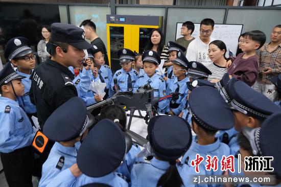 图为:特警向孩童介绍无人机装备。中新社发 滨江公安 供图 图为:特警向孩童介绍无人机装备。中新社发 滨江公安 供图